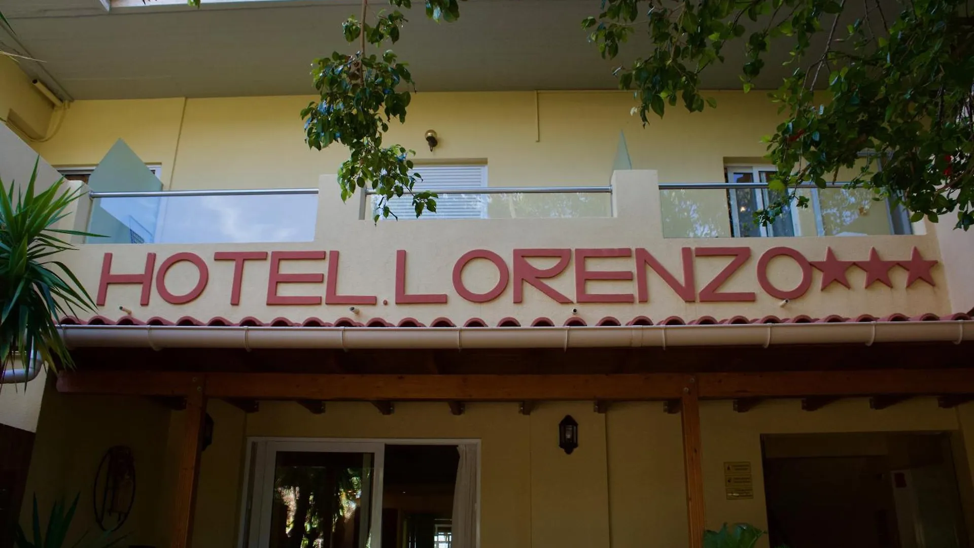 Lorenzo Hotel contacts